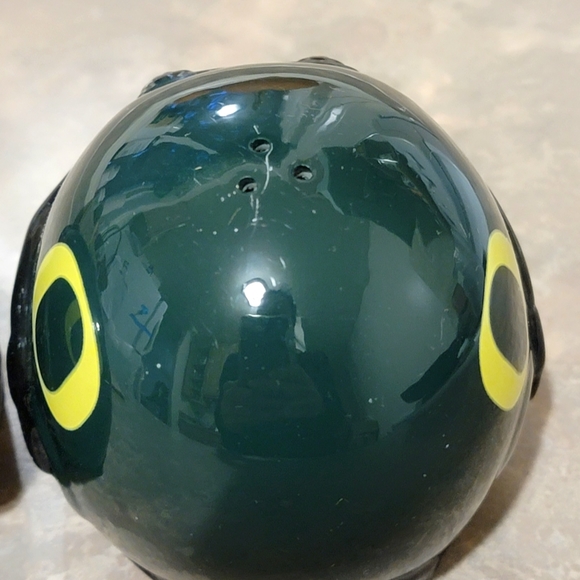 Out of the Woods Oregon Ducks Collegiate Football Salt & Pepper Shakers - Picture 2 of 4